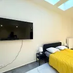 Urban Loft & Courtyard